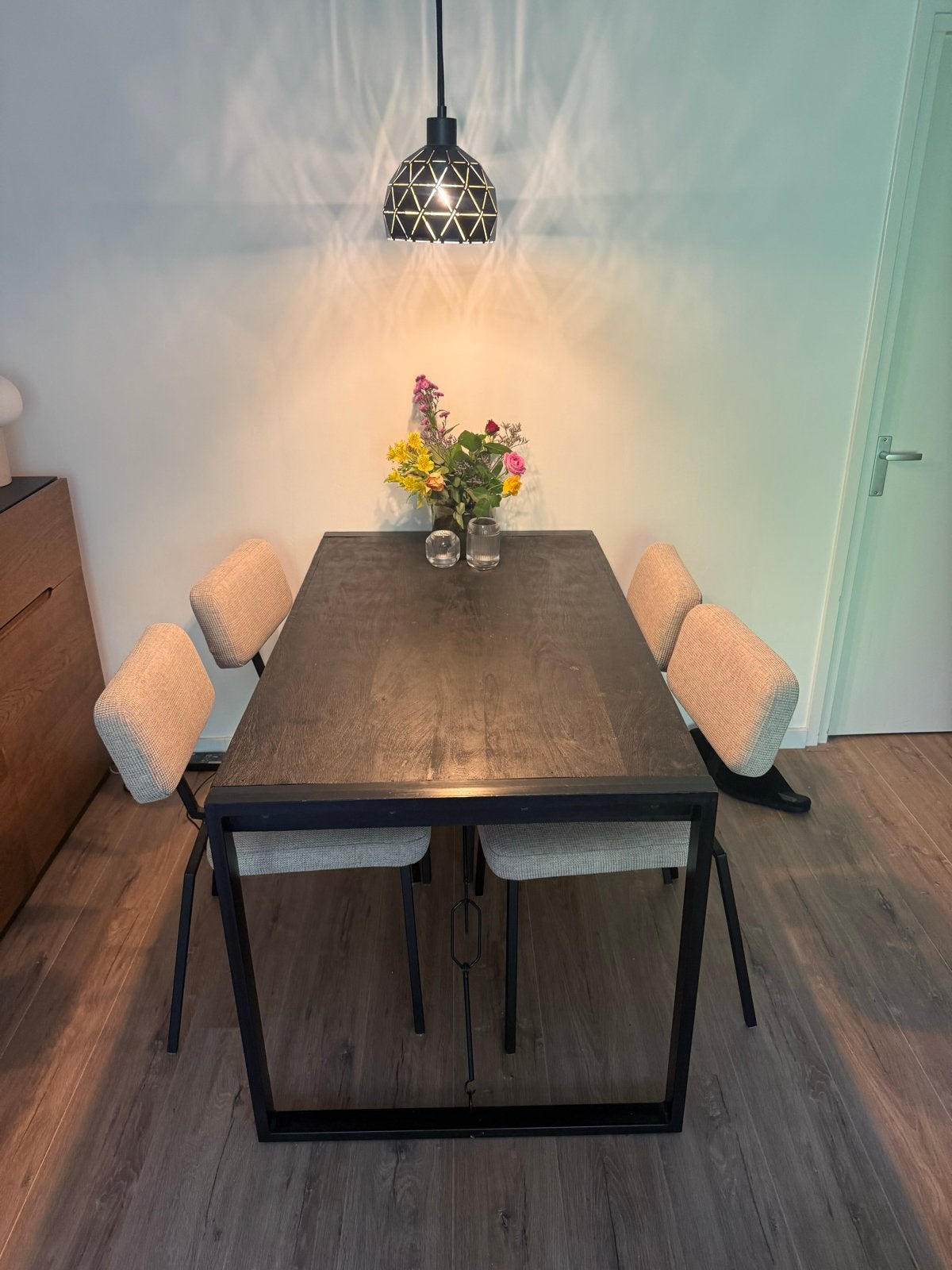 Industriële eettafel zwart met zwart metalen onderstel, Ophalen, Gebruikt, 100 tot 150 cm, 50 tot 100 cm