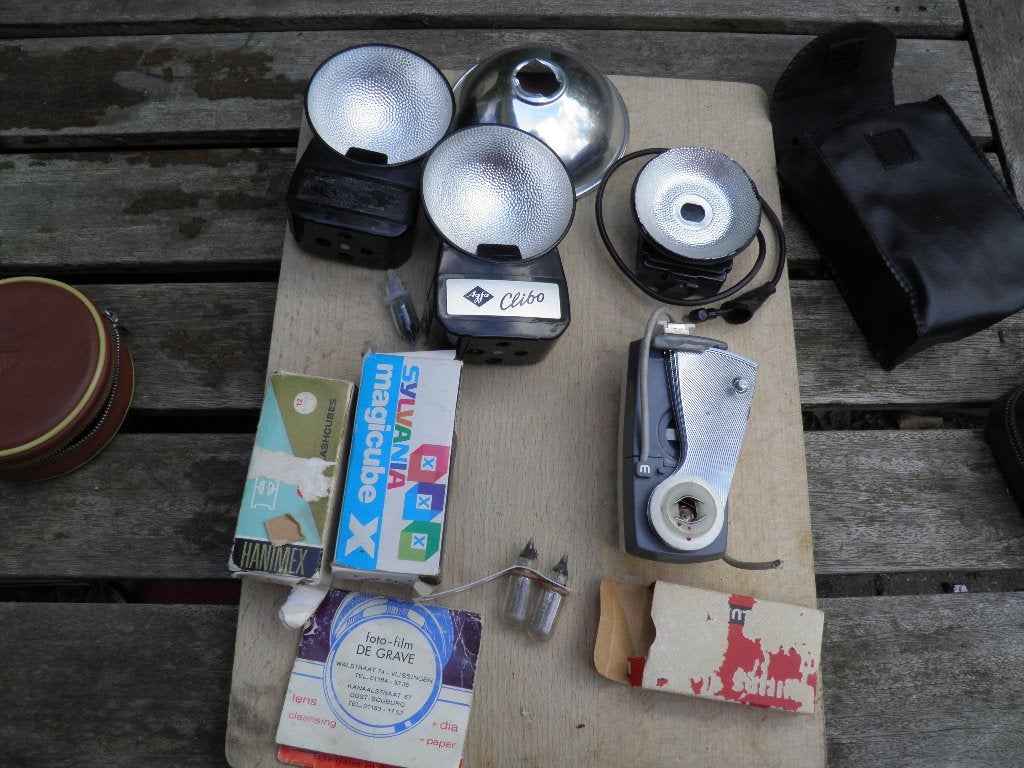 Diverse antieke flitsers en lampjes en cubes, Verzamelen, Fotografica en Filmapparatuur, Ophalen of Verzenden, Voor 1940