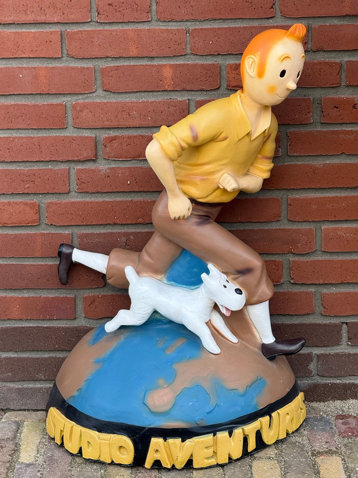 Groot Kuifje en Bobbie beeld op wereldbol - Studio Adventure, Gebruikt, Beeldje of Figuurtje, Ophalen of Verzenden, Kuifje