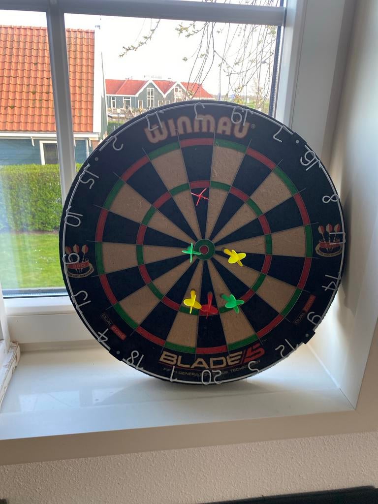 Winmau Blade 5 dartbord met pijlen, Sport en Fitness, Darts, Ophalen of Verzenden, Zo goed als nieuw, Dartbord met pijlen