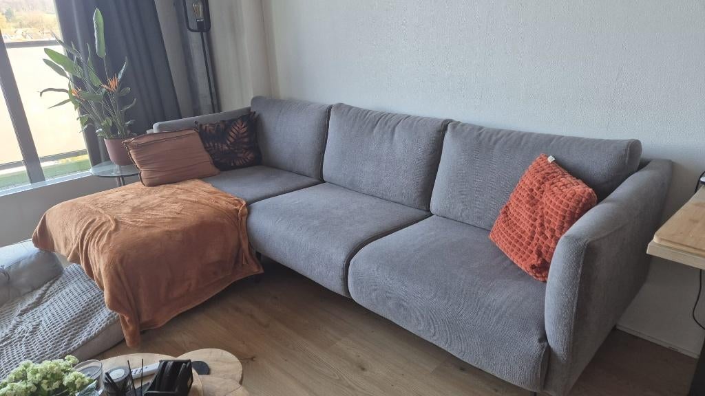 L-vormige grijze bank en 4 gekleurde eetkamerstoelen., Huis en Inrichting, Banken | Bankstellen, Ophalen, Hoekbank, 75 tot 100 cm