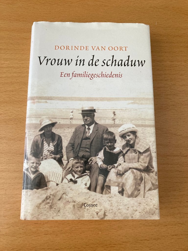 Vrouw in de schaduw - Dorinde van Oort (familiegeschiedenis), Dorinde van Oort, Ophalen of Verzenden, Zo goed als nieuw, Nederland