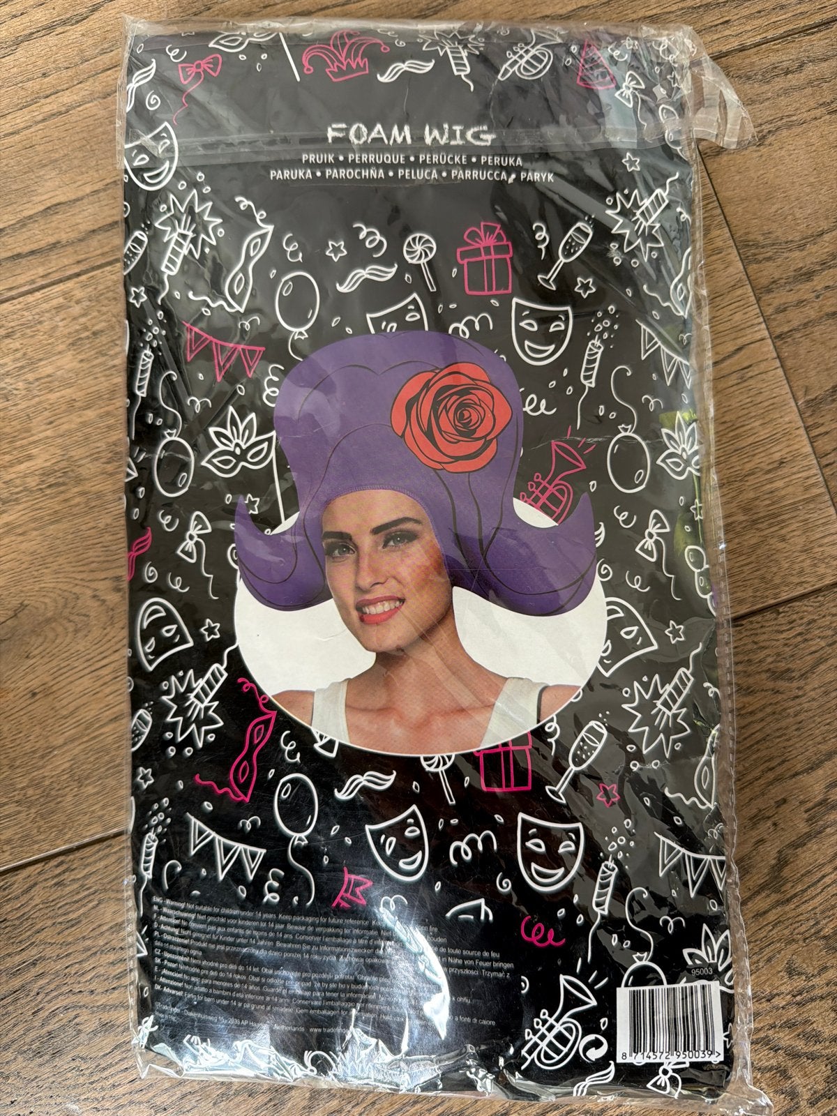 FOAM PRUIK lichte paarse Pruik met rode roos NIEUW, Ophalen of Verzenden, Nieuw, Hoed of Pruik, Carnaval