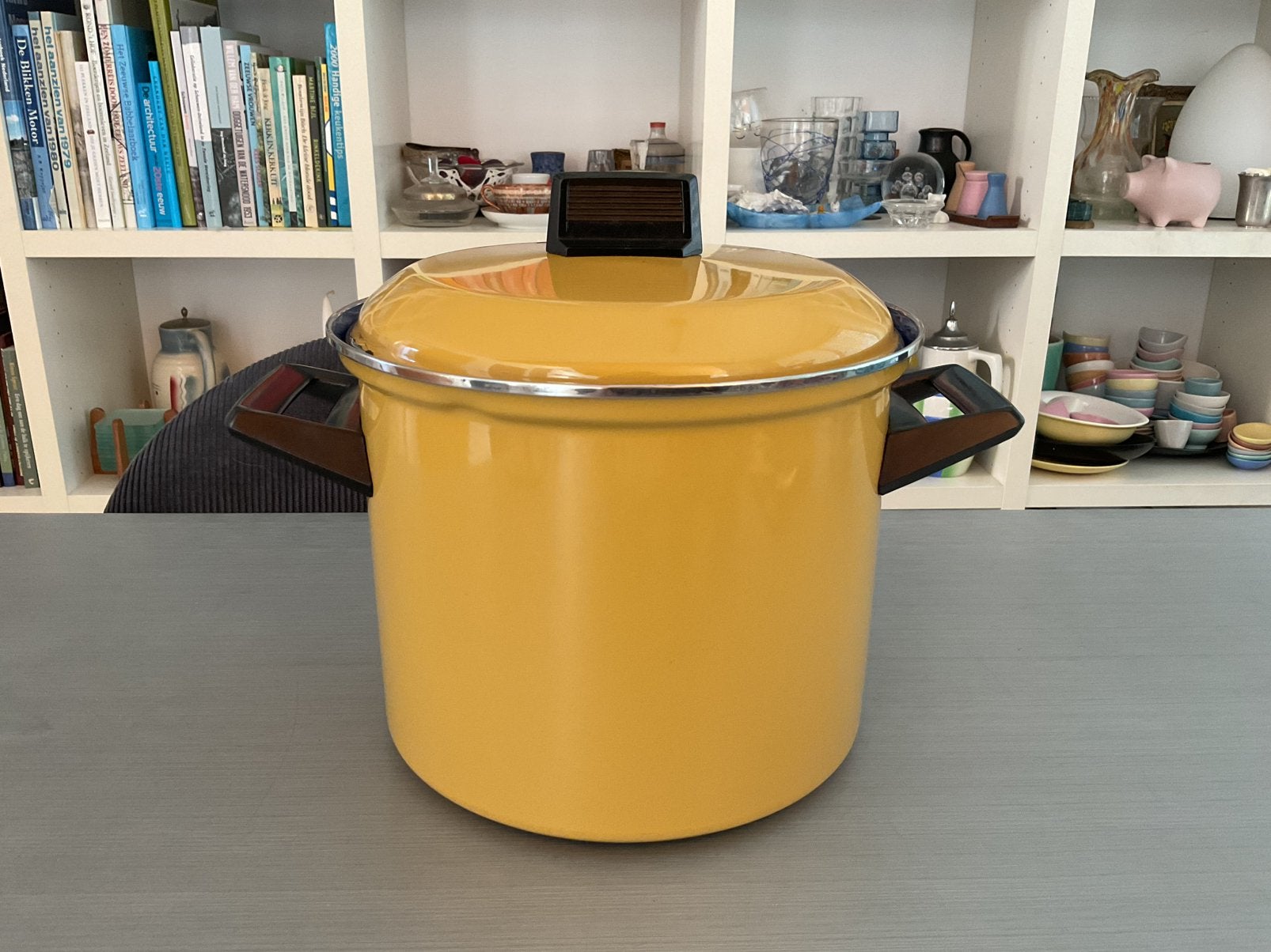 Vintage emaille pan Siegwerk mosterdgeel gietijzeren bodem, Gebruikt, Geschikt voor inductie, Ophalen of Verzenden, Braadpan