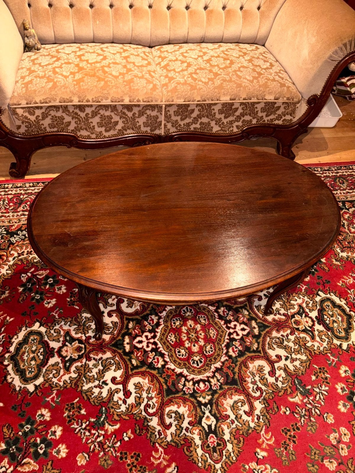 Antieke ovale salontafel met sierlijk houtsnijwerk, Ophalen of Verzenden