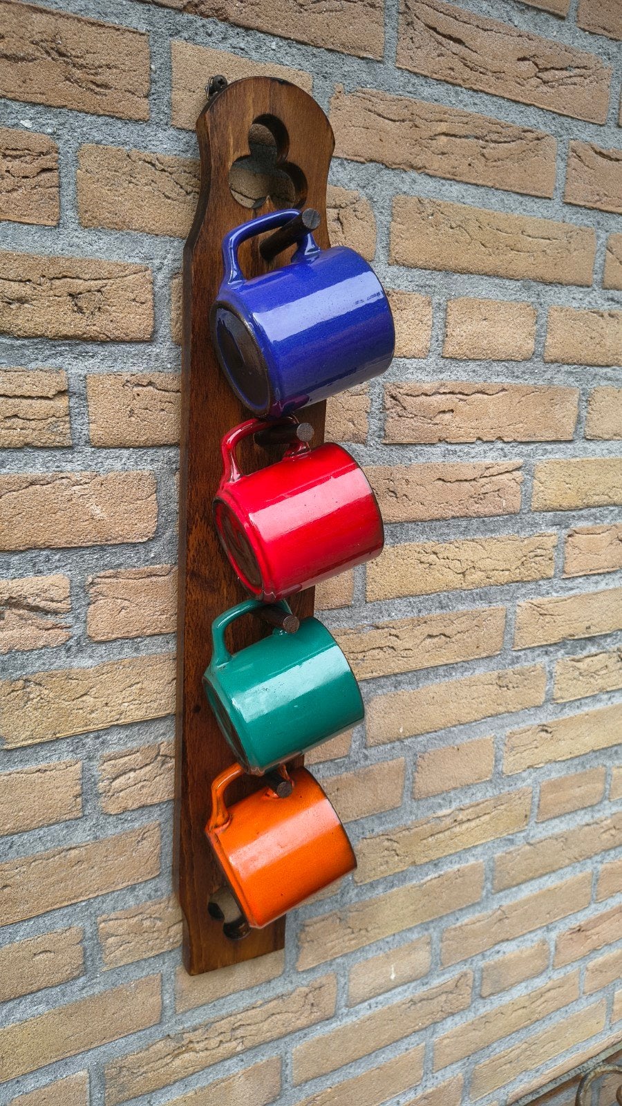 Mokkenrek met 4 gekleurde keramieken mokken, Antiek en Kunst, Antiek | Keramiek en Aardewerk, Ophalen of Verzenden