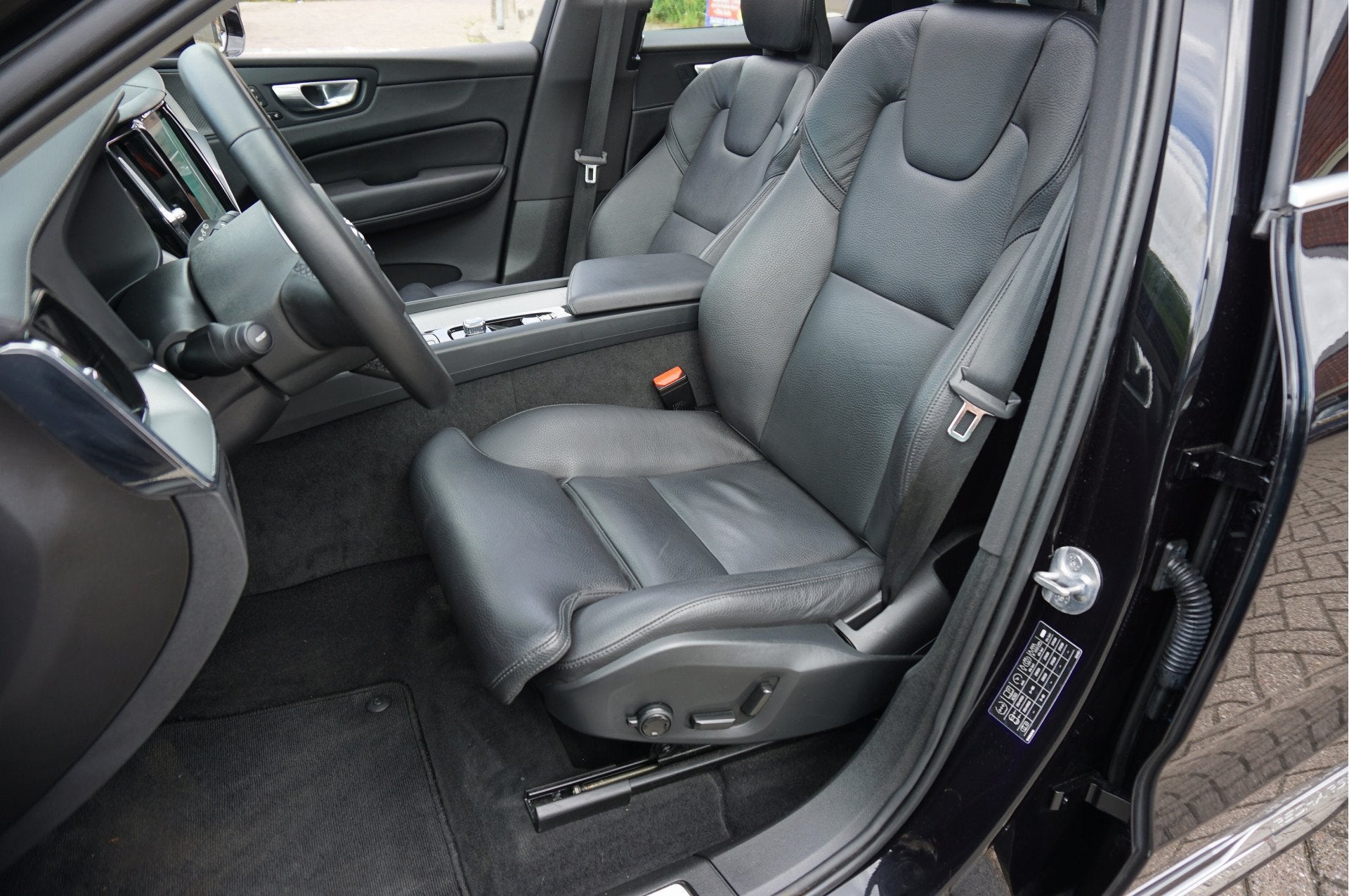 Volvo XC60 2.0 T8 Plug-in hybrid AWD Ultra Leder Schuifdak, Automaat, Gebruikt, 4 cilinders, Zwart
