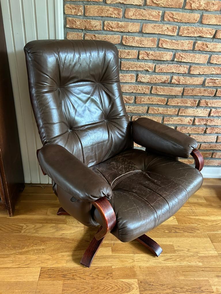 Bruine draaifauteuil met houten poot., Ophalen, Gebruikt, 75 tot 100 cm, Leer