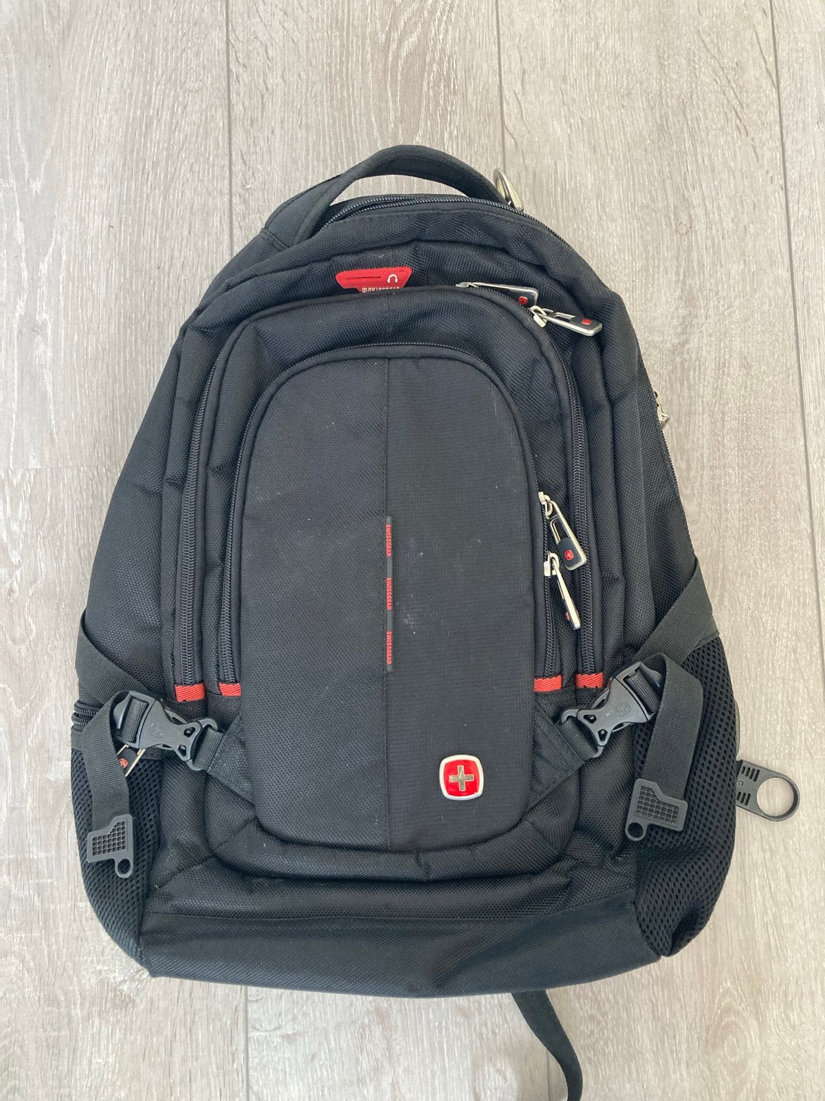 Swissgear rugzak - Zwart met rode accenten, Gebruikt, 25 tot 40 cm, Ophalen of Verzenden, Overige merken