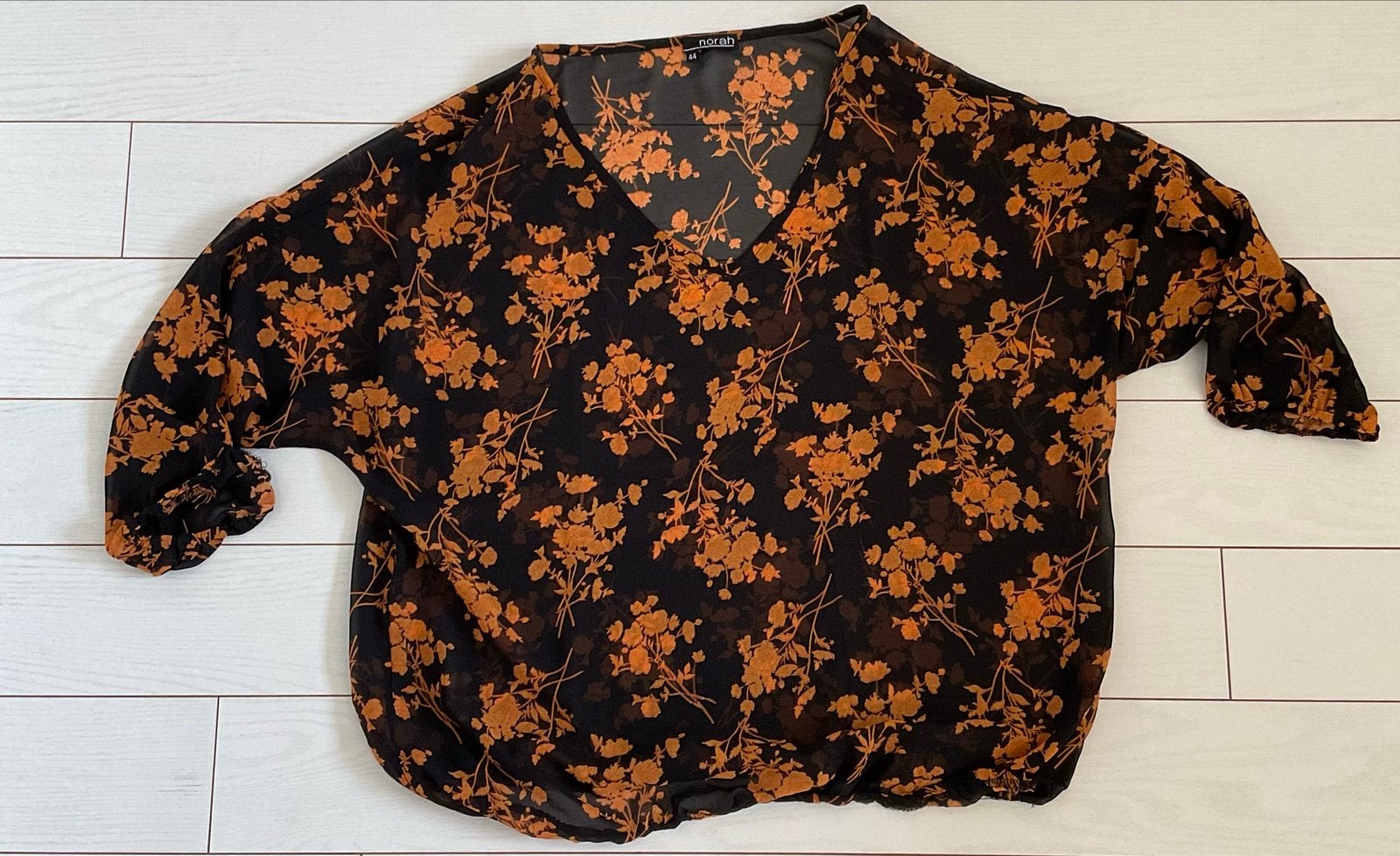 Norah blouse maat 44 - Zwart met oranje bloemenprint, Ophalen of Verzenden, Zo goed als nieuw, Maat 42/44 (L), Zwart