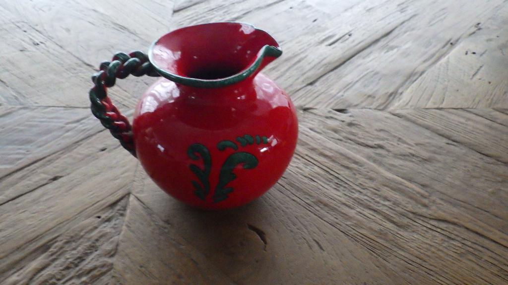 mooie retro vaas in kleur rood, Gebruikt, Aardewerk of Porselein, Ophalen of Verzenden, Minder dan 50 cm