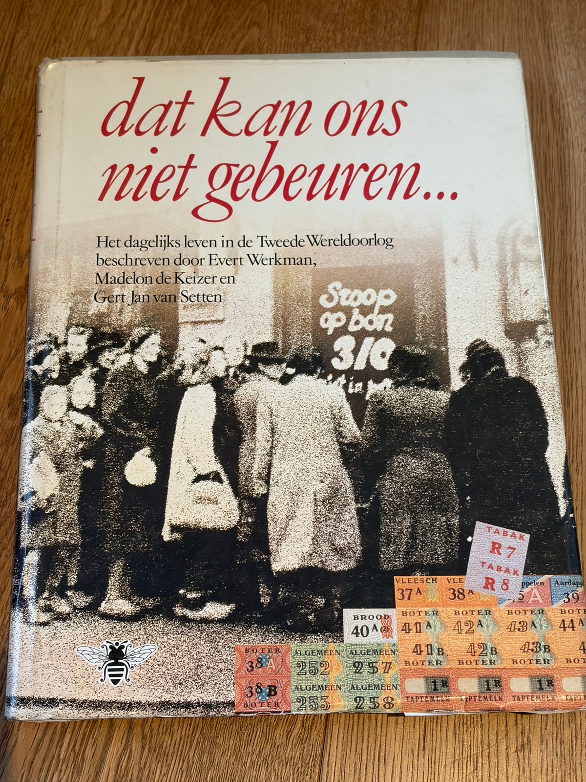 Dat Kan Ons Niet Gebeuren WO2 Nederland Inclusief Documenten, Ophalen of Verzenden, 20e eeuw of later, Gelezen