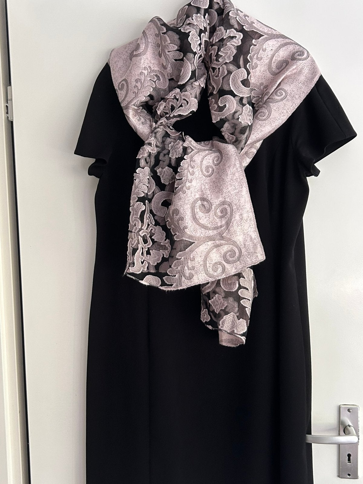 Chique zwarte jurk met stola maat 46, Kleding | Dames, Zwart, Maat 46/48 (XL) of groter, Ophalen of Verzenden, Zo goed als nieuw