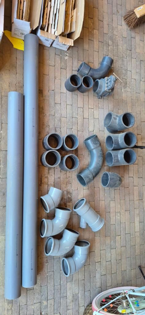 Pvc 110mm bochten buizen en schuifkraan 90mm, Ophalen, Bochten, Pvc, Zo goed als nieuw