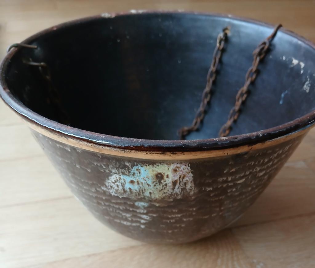 Oude Porseleinen Hangpot Met Gecorrodeerde Ketting, Ophalen of Verzenden, Halfschaduw, Minder dan 100 cm