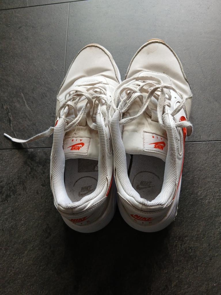 Nike Air Max Sneakers - Wit met Oranje Details, Kleding | Heren, Schoenen, Ophalen, Gedragen, Wit