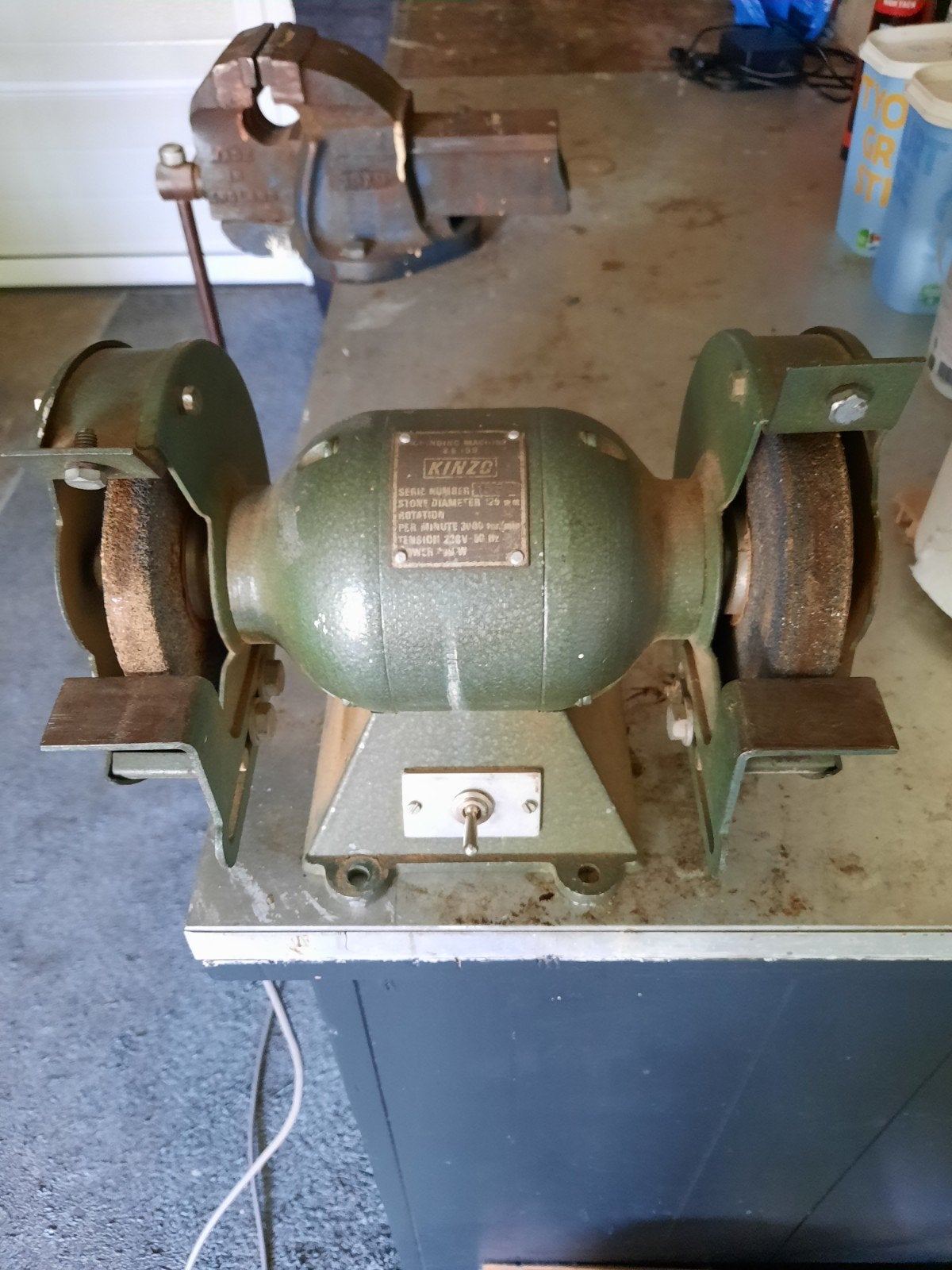 Kinzo Werkbankslijpmachine 700W - Goede Staat, Doe-het-zelf en Verbouw, Gereedschap | Slijpmachines, Ophalen