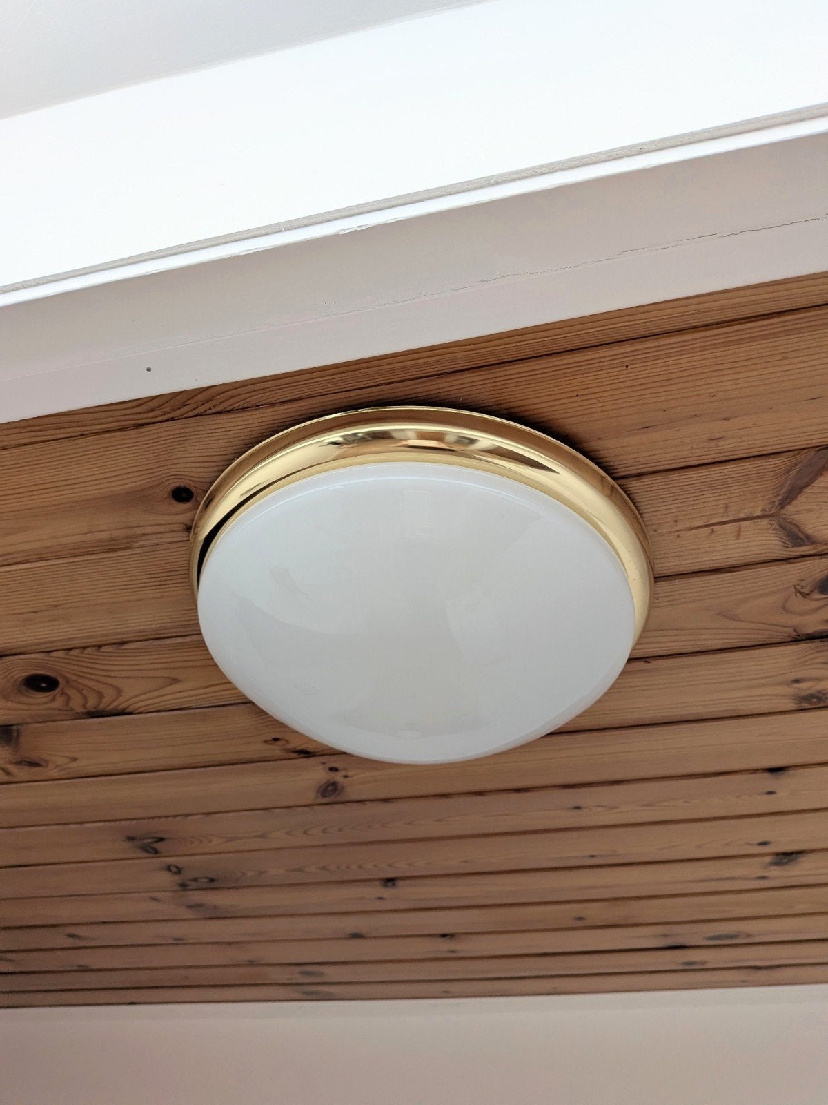 Vintage glazen plafondnière met glanzend gouden/messing rand, Huis en Inrichting, Gebruikt, Vintage, Ophalen of Verzenden, Plafondlamp
