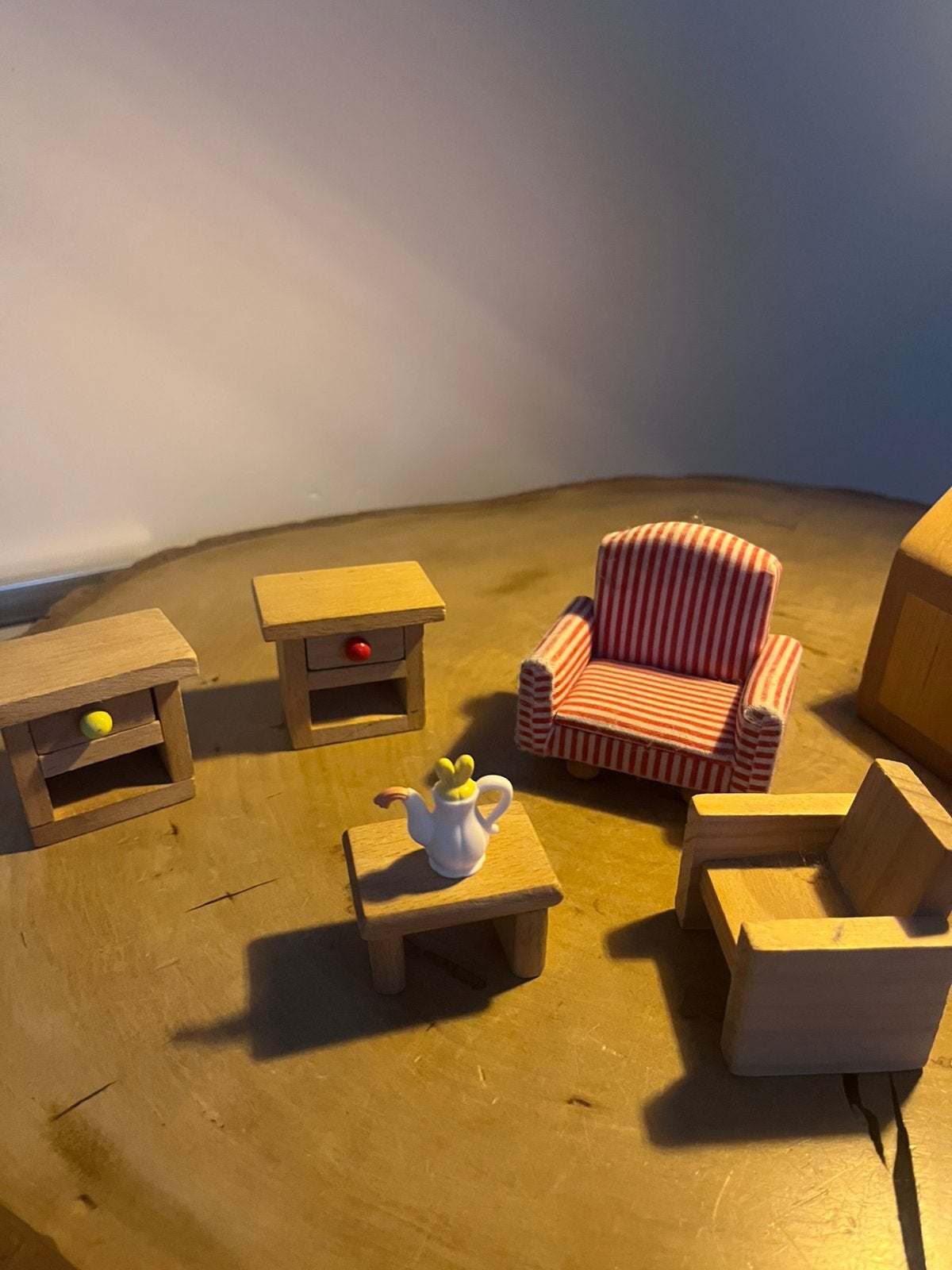 Houten speelgoed huiskamer, Verzamelen, Poppenhuizen en Toebehoren, Ophalen, Zo goed als nieuw, Poppenhuis