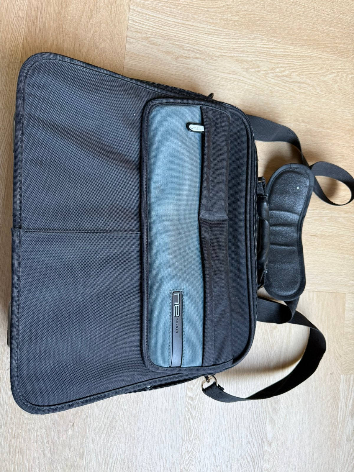 Belkin N8 laptop tas, Ophalen, Tabletvak, Zo goed als nieuw, Meerkleurig