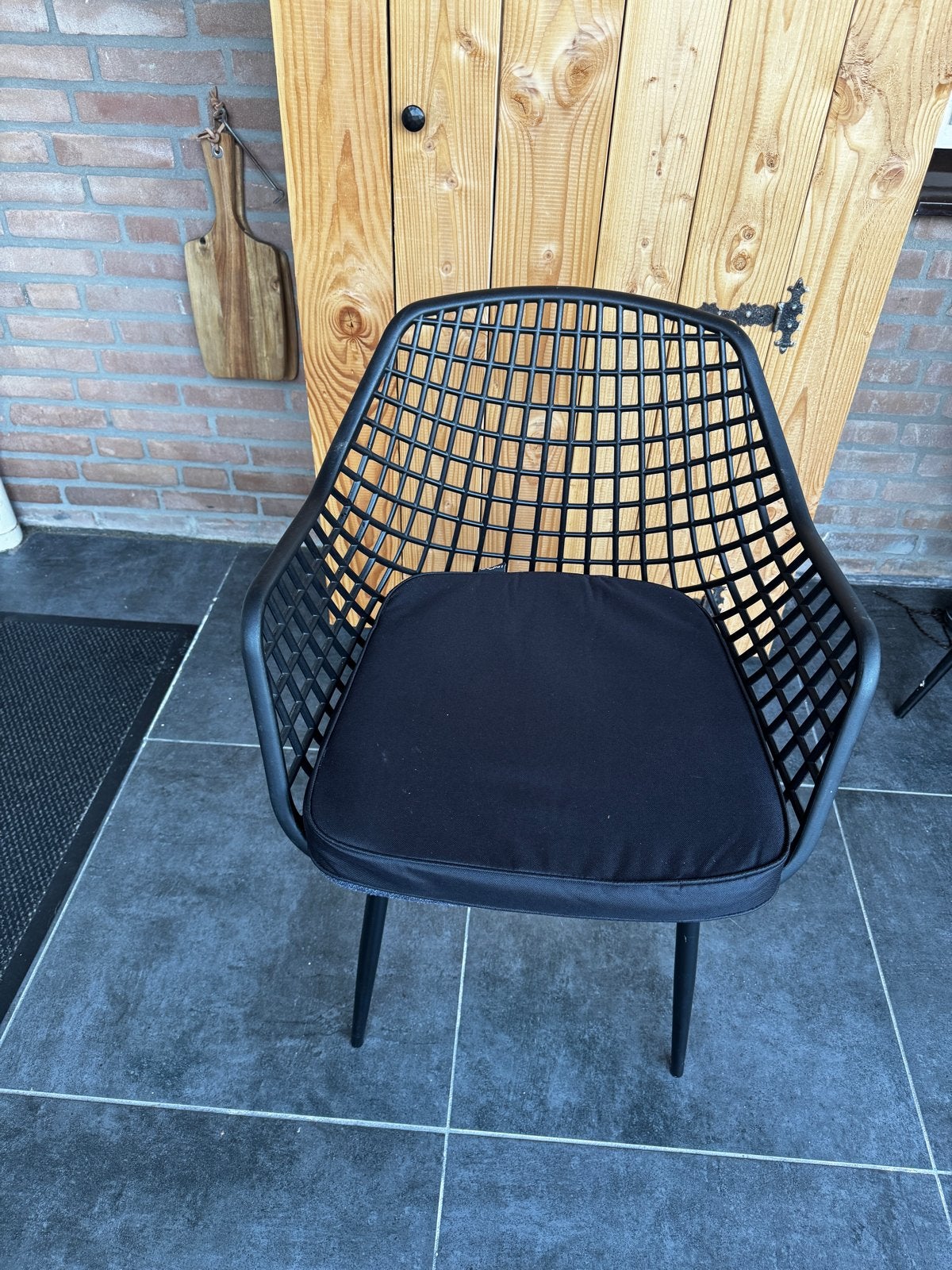 5 stoelen met zwarte kussens - Teab, Ophalen, Kunststof, Gebruikt, Zwart
