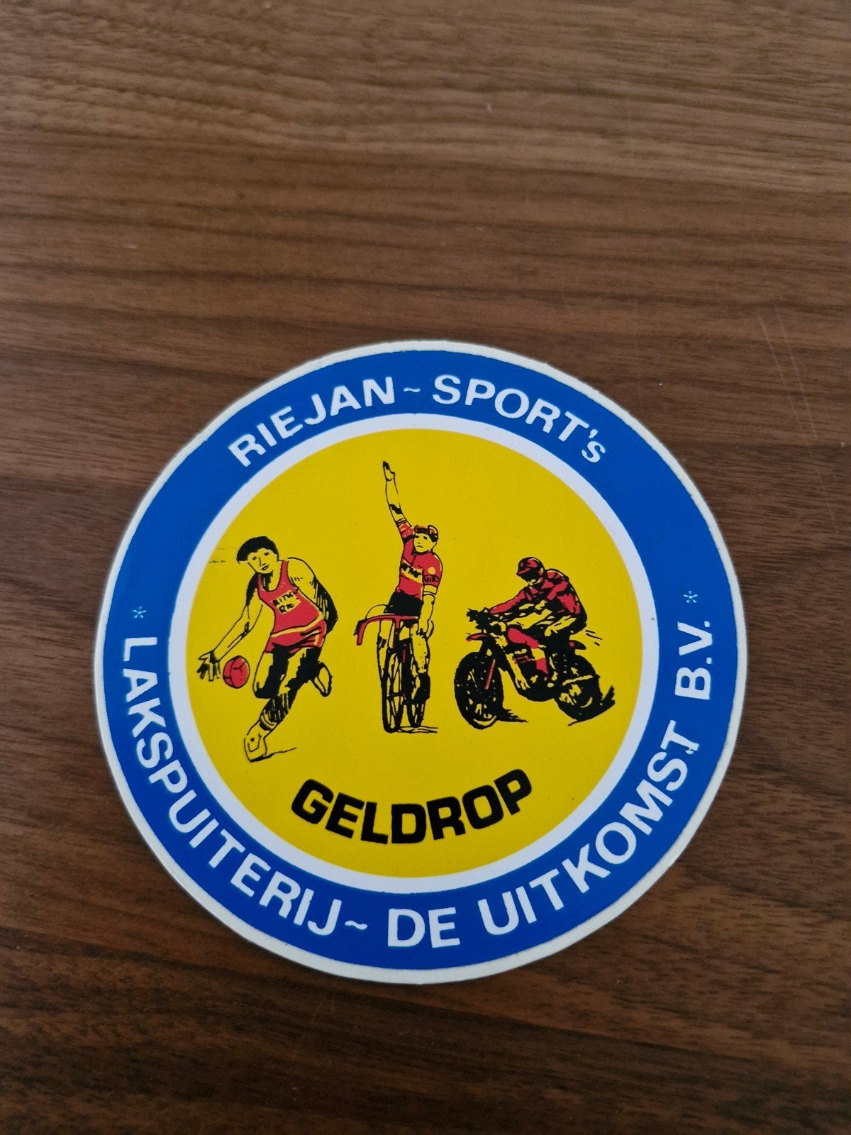 017 Vintage Sticker Riejan-Sport's Lakspuiterij Geldrop, Verzamelen, Ophalen of Verzenden, Zo goed als nieuw, Sport