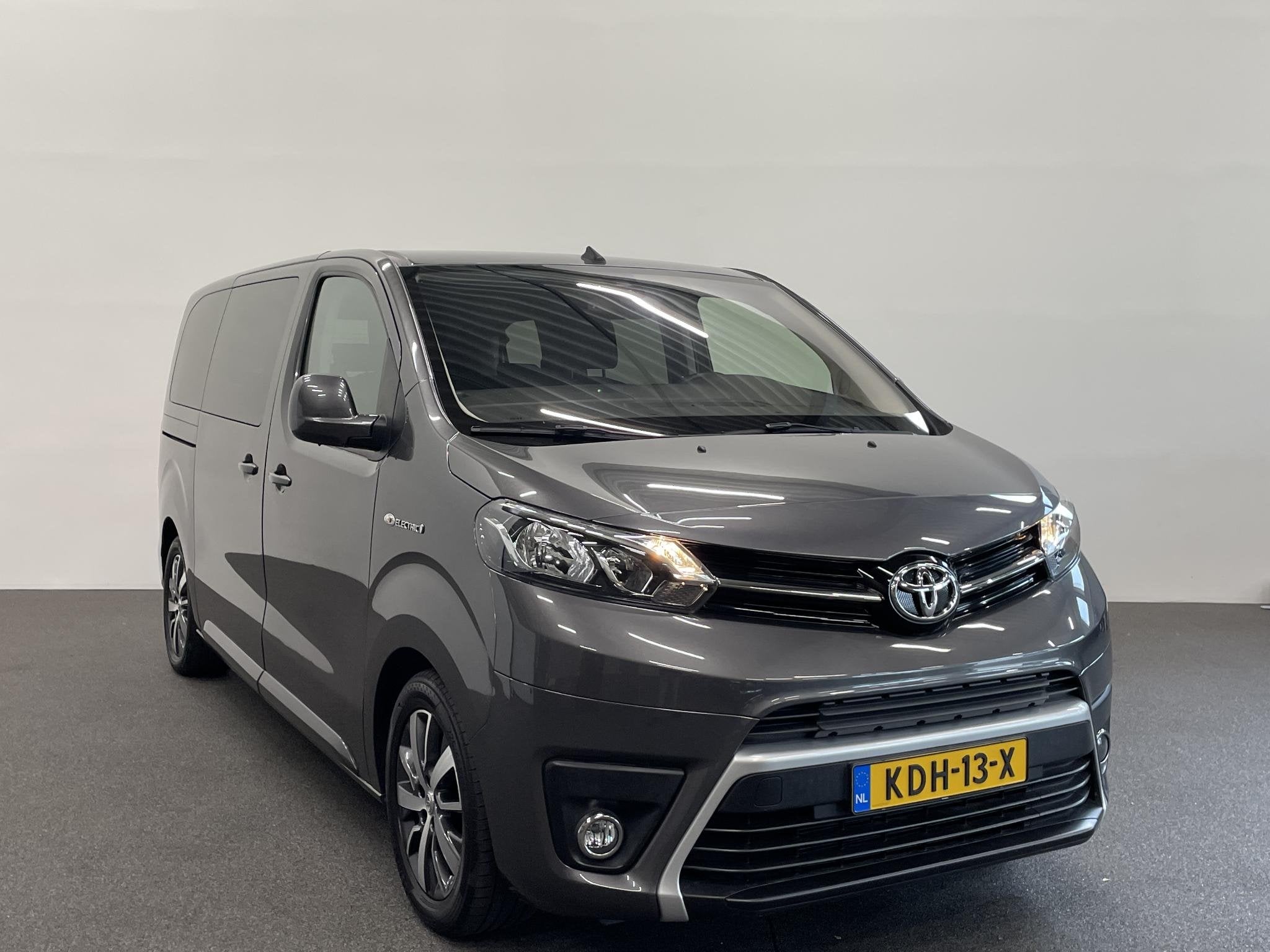 Toyota PROACE Electric Verso Luxury L2 8persoons PERSONENBUS, 330 km, Gebruikt, 8 stoelen, Overige carrosserieën