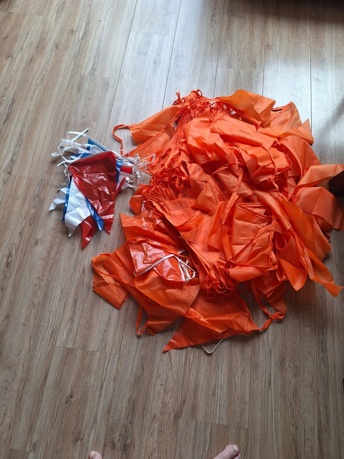 Vlaggen oranje heel lang. Rood wit blauw korter, Ophalen