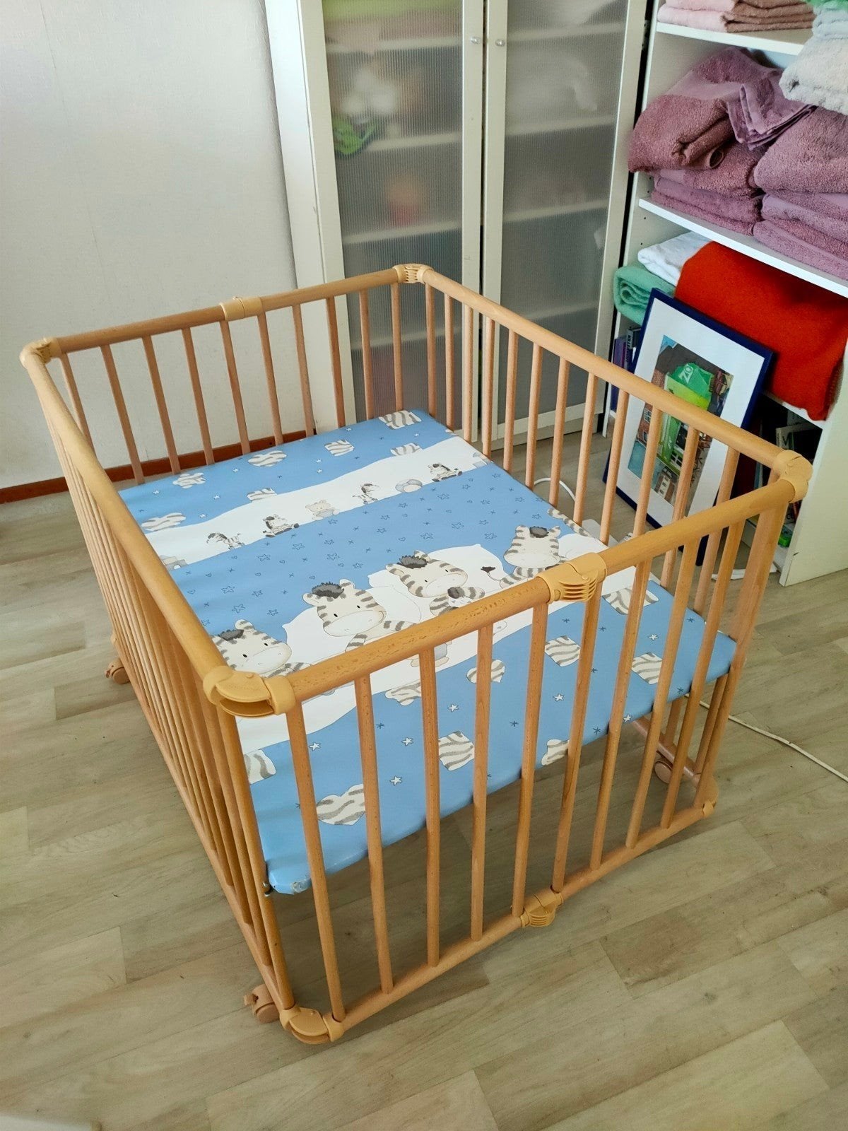BABYBOX ( OP WIELTJES )KAN OP 3VERSCHILLENDE HOOGTES, Ophalen, Zo goed als nieuw