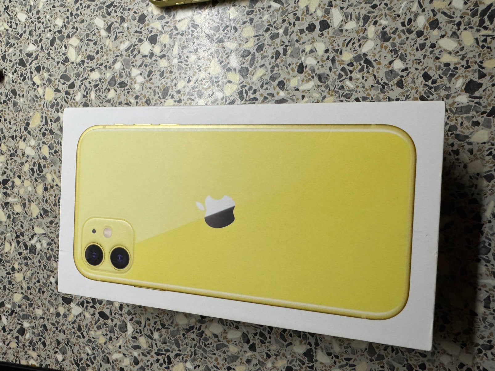 Iphone 11 256 gb met div hoesjes en beschermglas cborg, Telecommunicatie, Geel, IPhone 11, Zo goed als nieuw, Ophalen