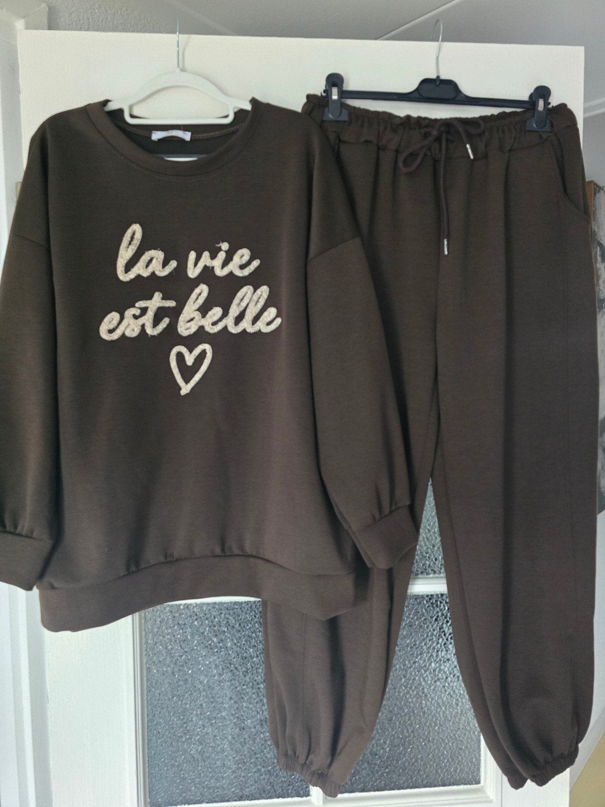 nieuw pak la vie est belle bruin 40 42 44 46, Kleding | Dames, Ophalen of Verzenden, Nieuw, Bruin