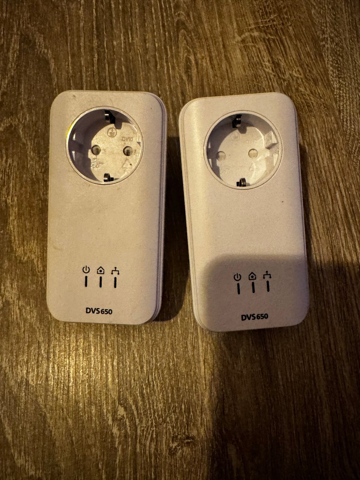 Devolo DVS 650 Powerline Adapter met stopcontact, Ophalen of Verzenden, Zo goed als nieuw