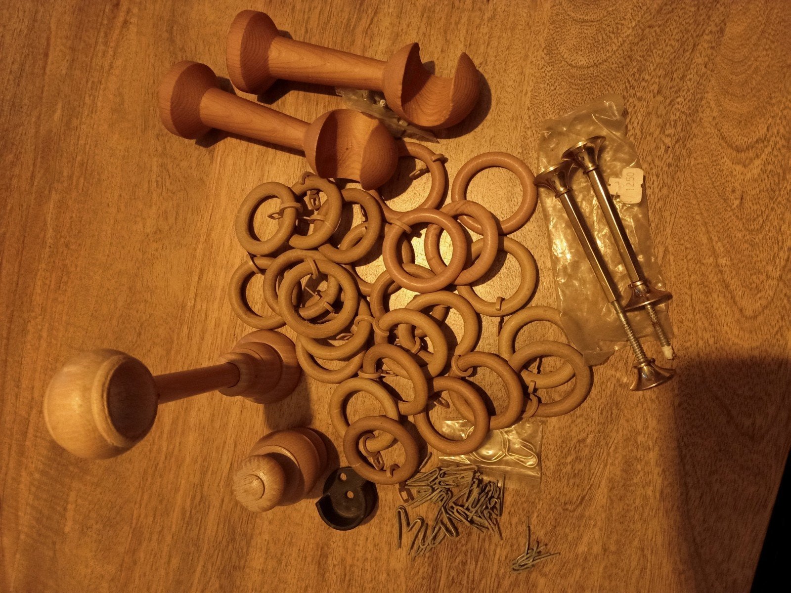 Gratis houten gordijn steunen + ringen, Huis en Inrichting, Woonaccessoires | Lijsten, Ophalen
