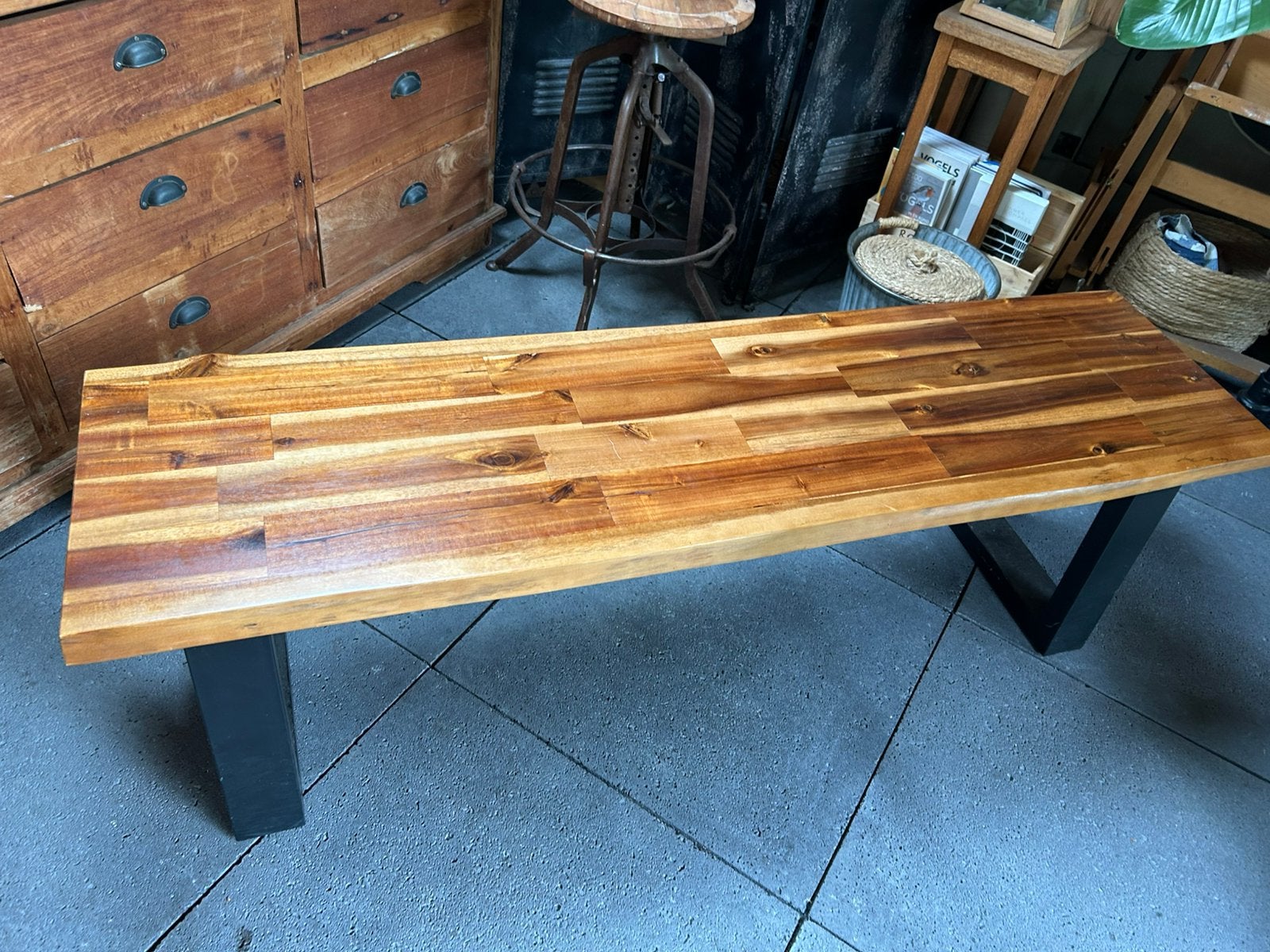 Mooie houten bank met zwart metalen onderstel, Ophalen, Zo goed als nieuw, Hout