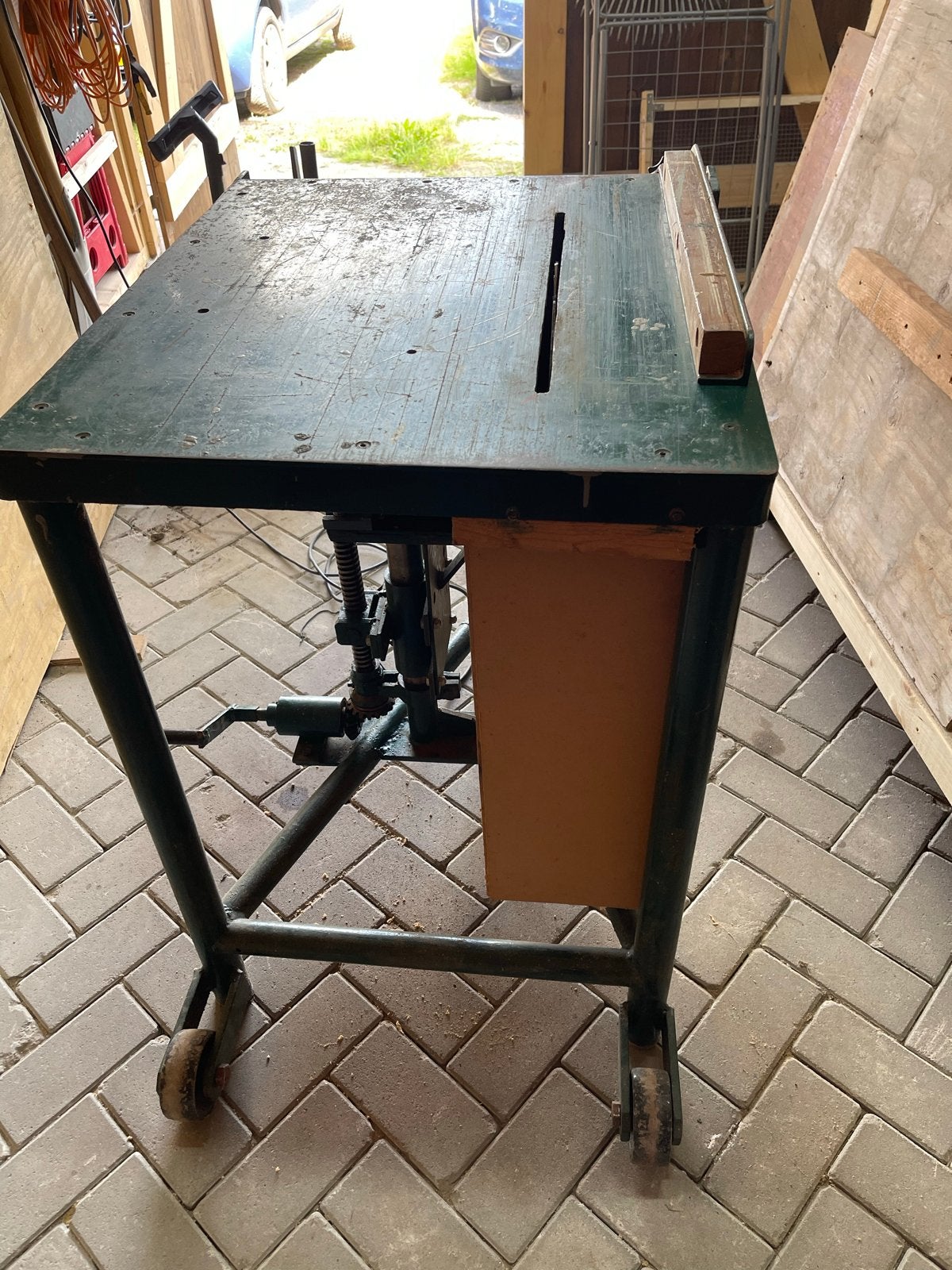 Robuuste zaagmachine met grote zaag en zaagblad, Doe-het-zelf en Verbouw, Gereedschap | Zaagmachines, Ophalen, Gebruikt, Cirkelzaag