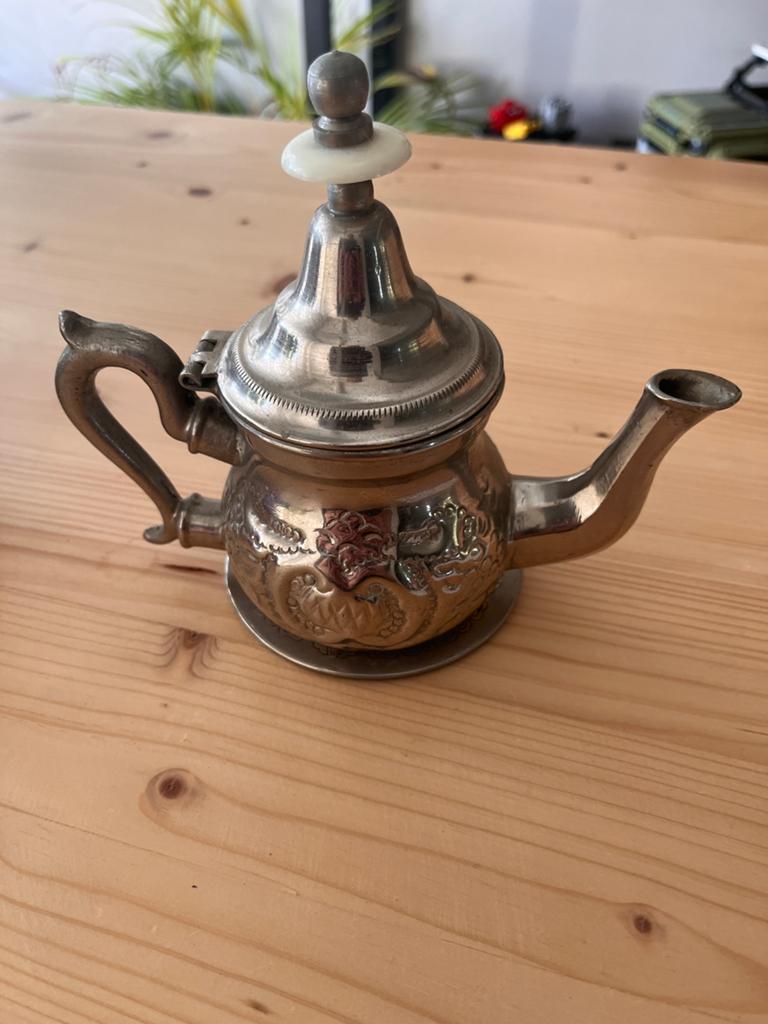 IJzeren theepotje met onderzetter, Ophalen