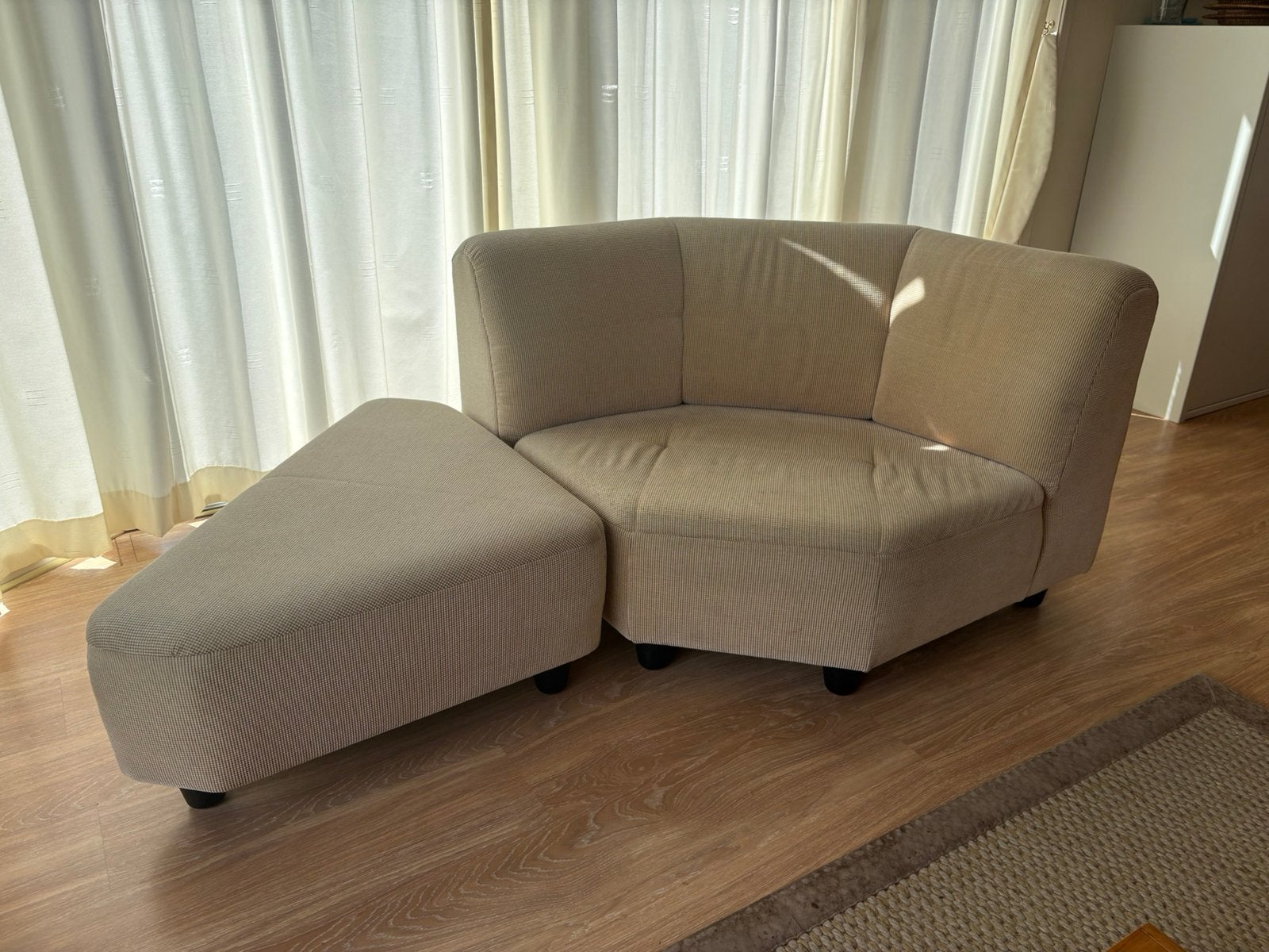 Bank met hocker, merk Mustering, zalmroze bekleding, Ophalen, Overige materialen, Minder dan 75 cm, Tweepersoons