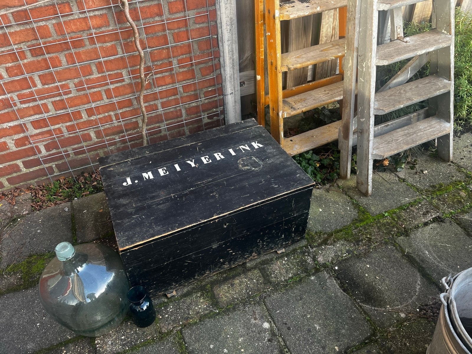 Oude houten kist van J. Meijerink - NS, Ophalen