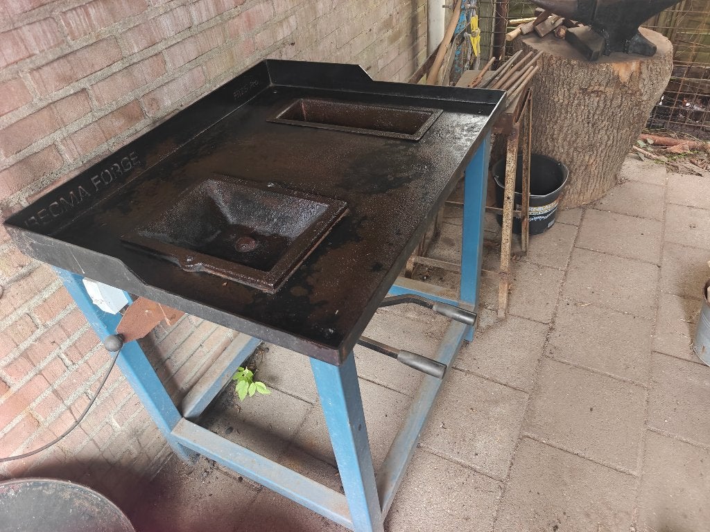 smidse met aambeeld en gereedschap, Ophalen