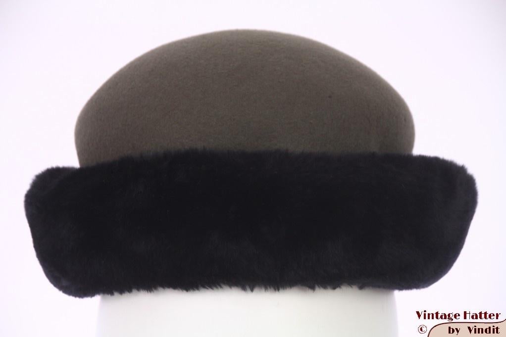 Vintage Dameshoed grijs vilt met zwarte nep bontkraag 56, Kleding | Dames, Ophalen of Verzenden, Gedragen, 56 of 57 cm (M, 7 of 7⅛ inch)