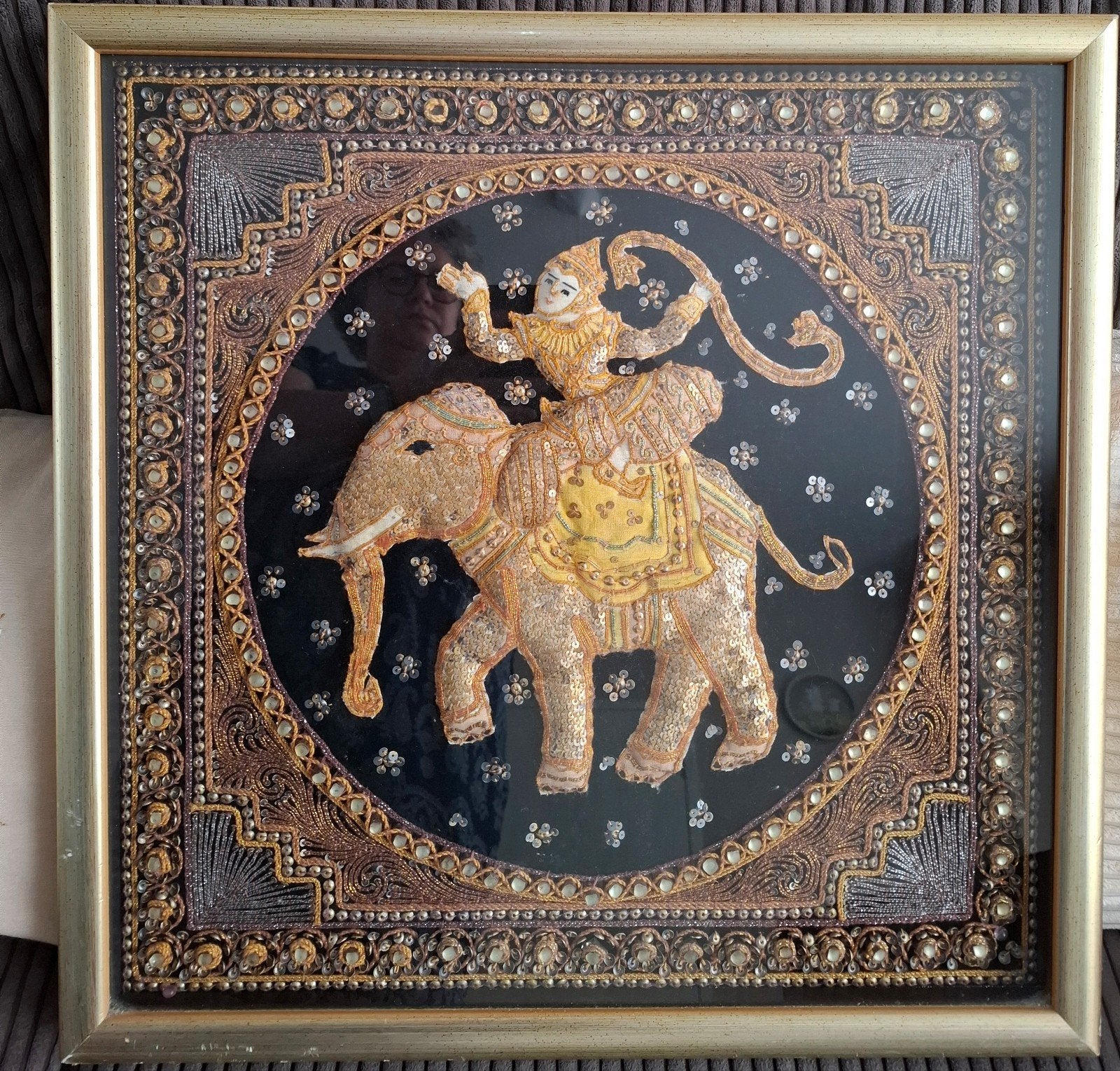 Ingelijste olifant met ruiter - Wanddecoratie, Antiek en Kunst, Wanddecoratie, Textiel, India, Ophalen of Verzenden