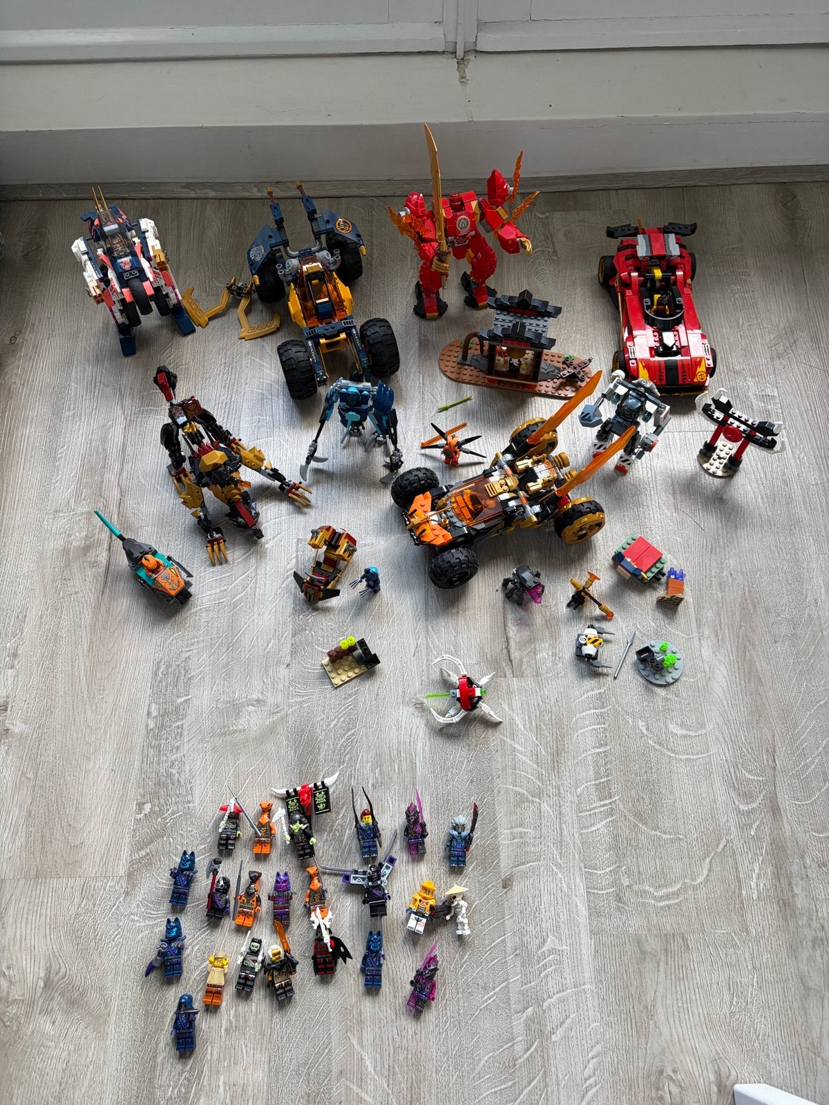 Grote set Ninjago Lego met veel poppetjes en instructieboekj, Ophalen, Gebruikt
