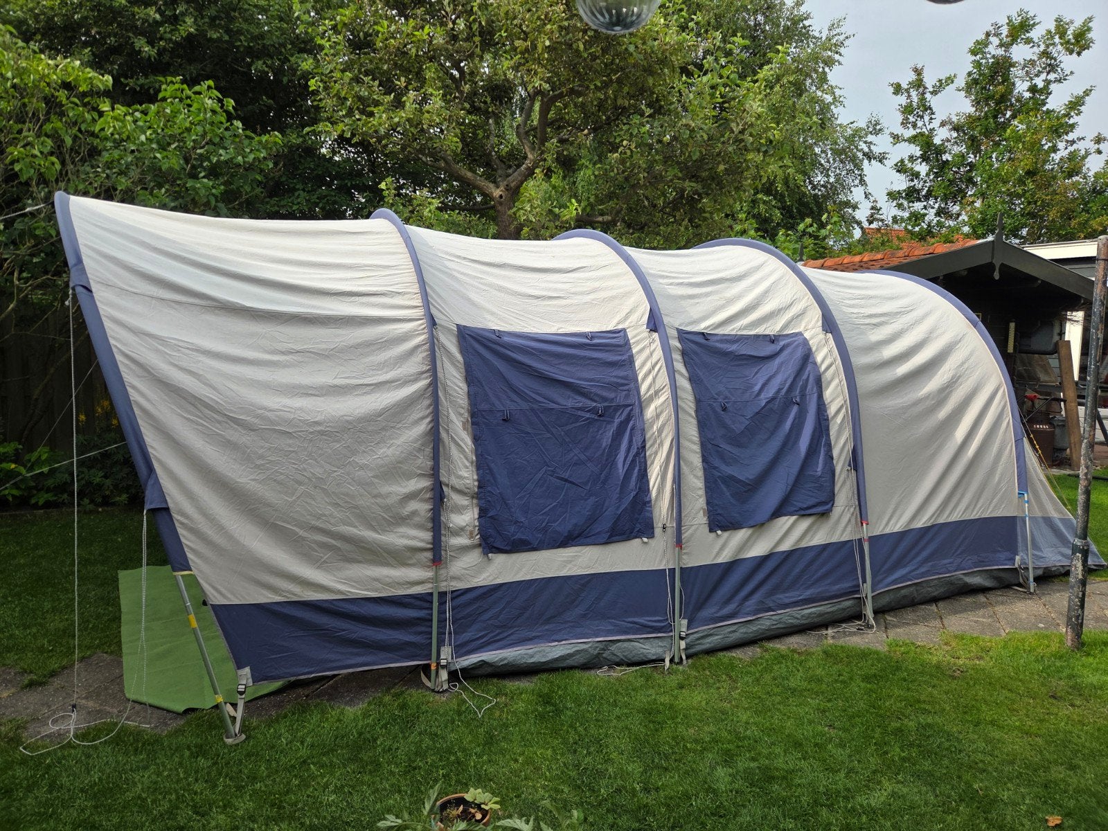 tunneltent, ideaal voor 4 personen. Deze tent is voorzien va, Caravans en Kamperen, Ophalen