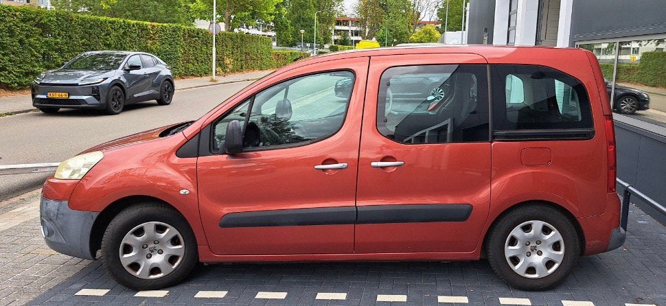 Peugeot Partner 1.6 16V 80KW Tepee Airco trekhaak, Auto's, Voorwielaandrijving, Stof, 1402 kg, Zwart