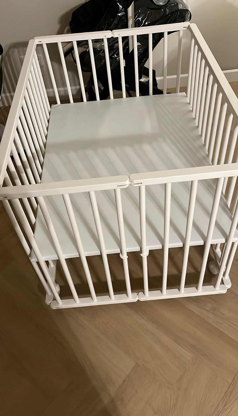 Witte houten box met wieltjes, Kinderen en Baby's, Boxen, Ophalen, Gebruikt, Vierkant, In hoogte verstelbaar