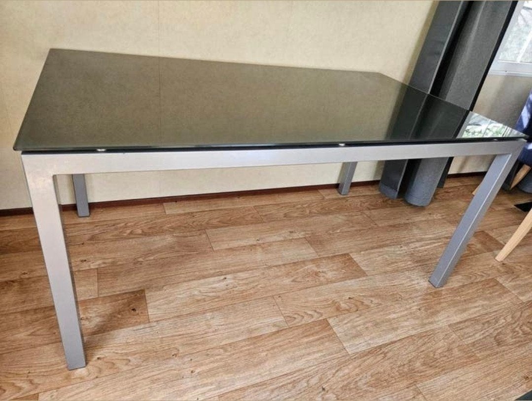 Glazen eettafel met metalen onderstel, Gebruikt, 100 tot 150 cm, 50 tot 100 cm, Glas