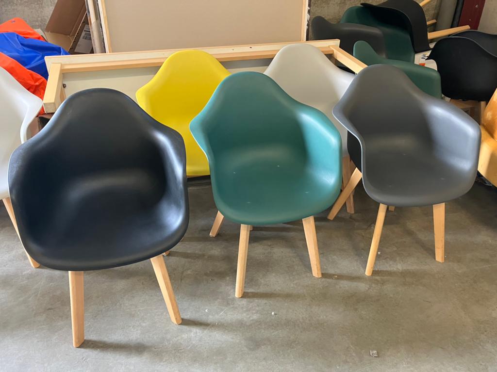 19x kuip stoelen verschillende kleuren, Huis en Inrichting, Stoelen, Ophalen, Gebruikt, Overige kleuren, Vijf, Zes of meer stoelen