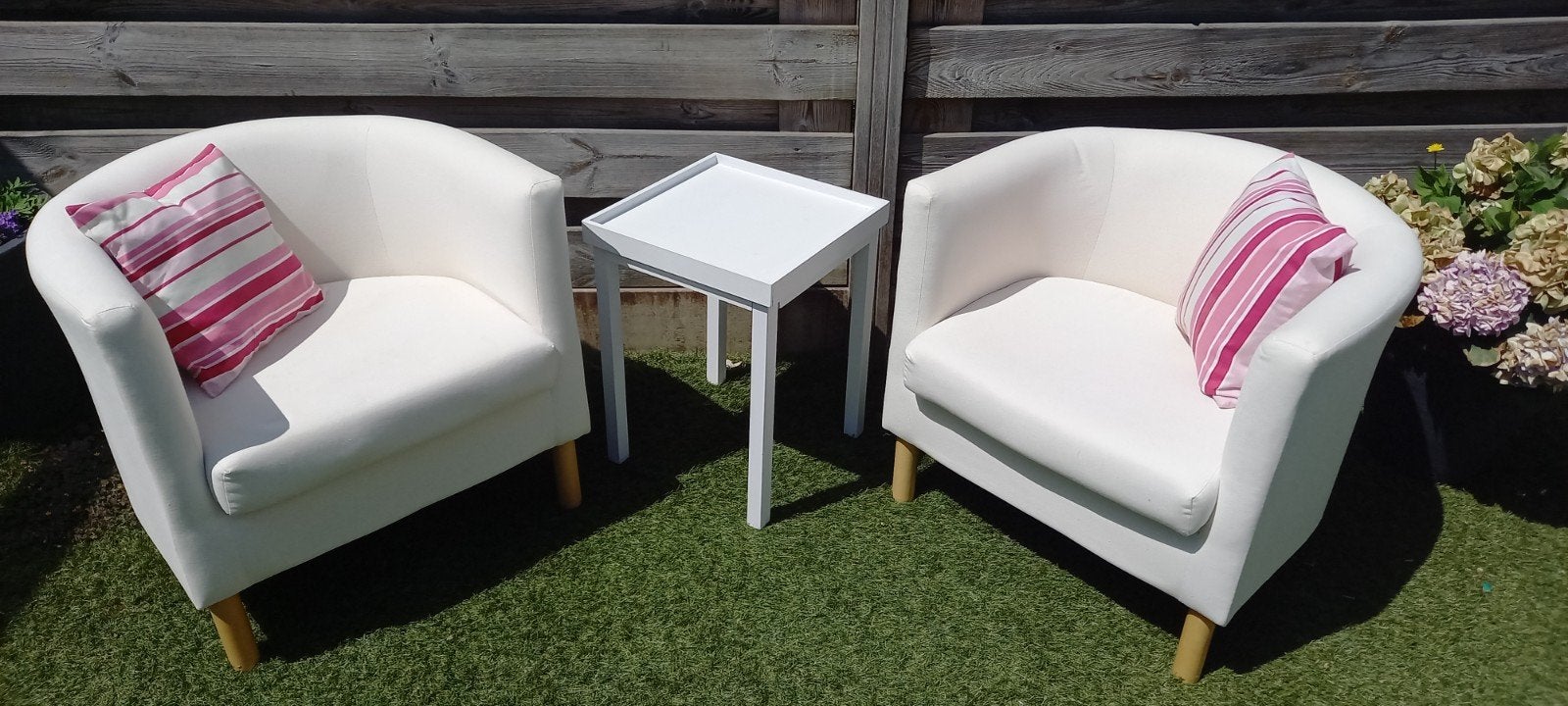 Twee witte fauteuils met bijzettafeltje, Ophalen, Minder dan 75 cm, 50 tot 75 cm