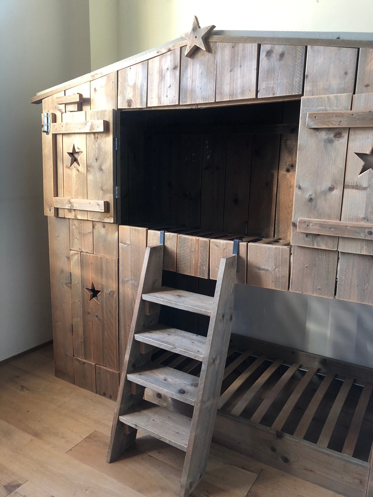 Twinbed met 2 bedbodems, trapje en luiken. Massief hout,, Ophalen, Gebruikt, Hoogslaper
