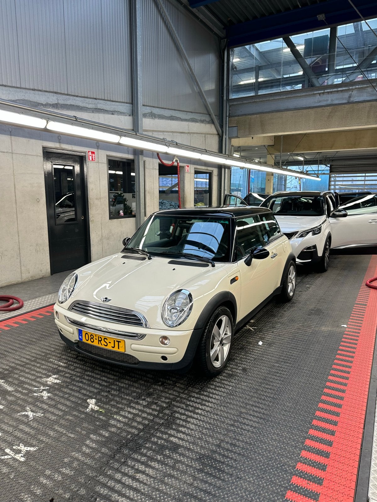 Mini 1.6 16V Cooper 2005 Wit, Auto's, Voorwielaandrijving, 15 km/l, 4 cilinders, 4 stoelen